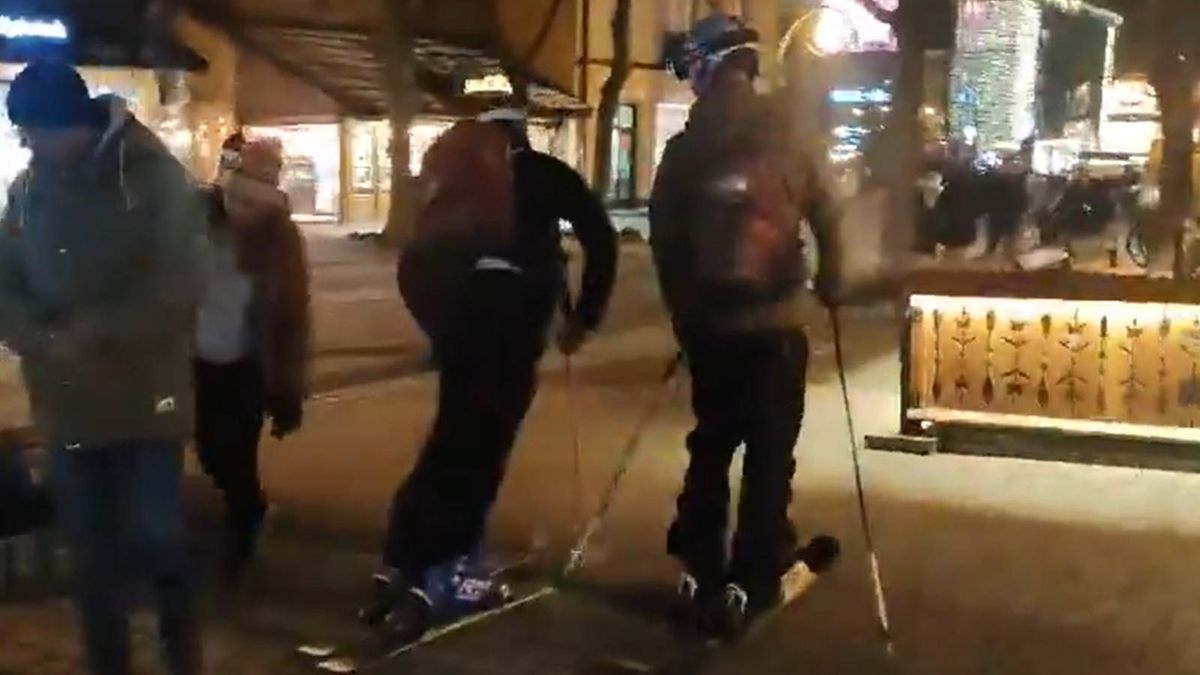 Dwóch narciarzy postanowiło "zjechać" w dół słynnymi Krupówkami w Zakopanem