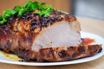 Zawsze tak robię ze schabem przed pieczeniem. Dzięki temu jest delikatny i bardzo soczysty