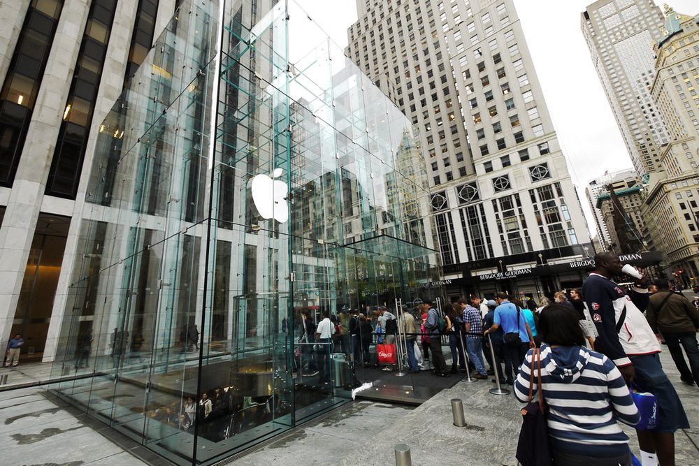 Kolejka pod sklepem Apple'a w Nowym Jorku