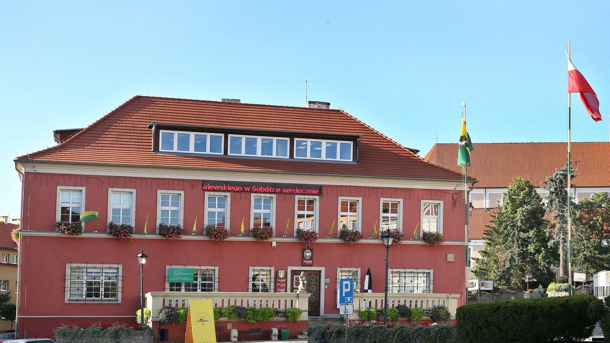 Chcą sprzedać zabytkowy ratusz. Urząd przeniosą do hotelu