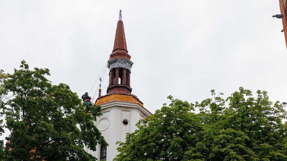 Ekipy pracujące na wieży starego kościółka farnego