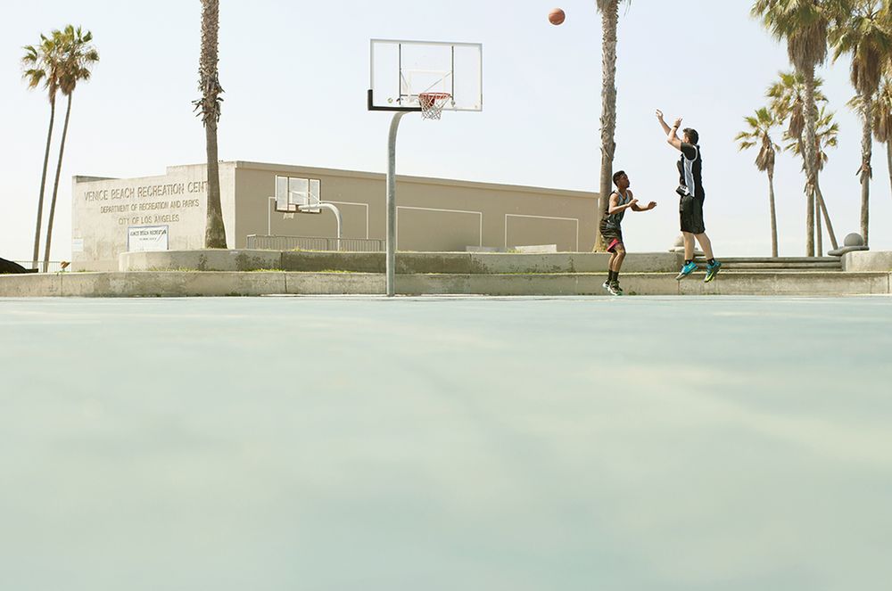 „Americana” Garroda Kirkwooda to minimalistyczny obraz wyluzowanej Kalifornii 18