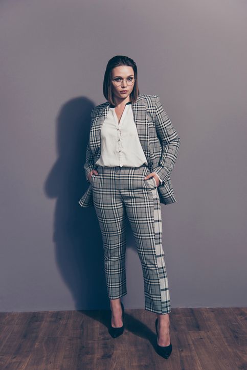 Oryginalne spodnie w kratę. Jakie wybrać stylizacje na co dzień?