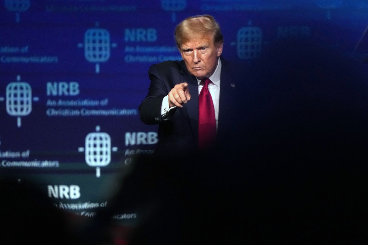  Former President Donald J. Trump points to the crowd after speaking at the 2024 National Religious Broadcasters International Christian Media Convention in Nashville, Tennessee, USA, 22 February 2024. EPA/MARK HUMPHREY Dostawca: PAP/EPA.