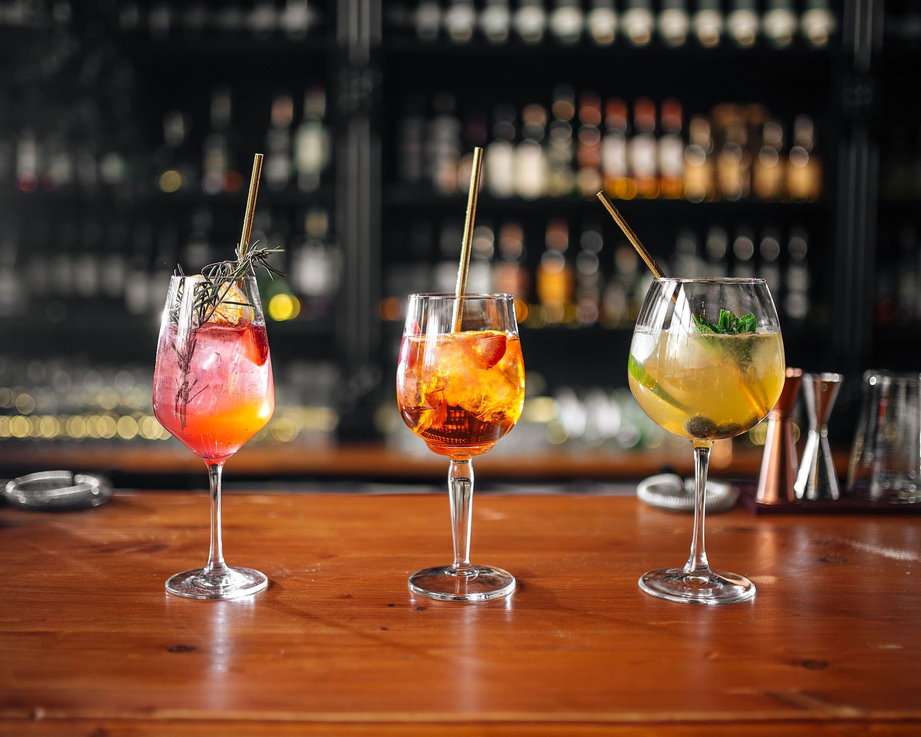 Kolorowe drinki w kieliszkach 