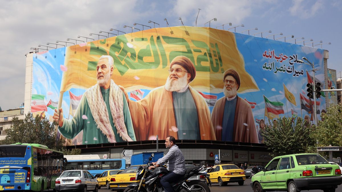 Iranians drive past a billboard depicting Hezbollah?s former leaders Hassan Nasrallah (C), Sheikh Safieddin (R) and late Iranian commander Qasem Soleimani (L), in Tehran, Iran, 27 September 2025. Iran has recalled its envoys to Britain, France and Germany for consultations, according to state media, after the three European countries reported Iran before the UN Security Council, leading to the re-imposition of sanctions over the alleged failure by Iran to fulfil its commitments on its nuclear program. EPA/ABEDIN TAHERKENAREH Dostawca: PAP/EPA.