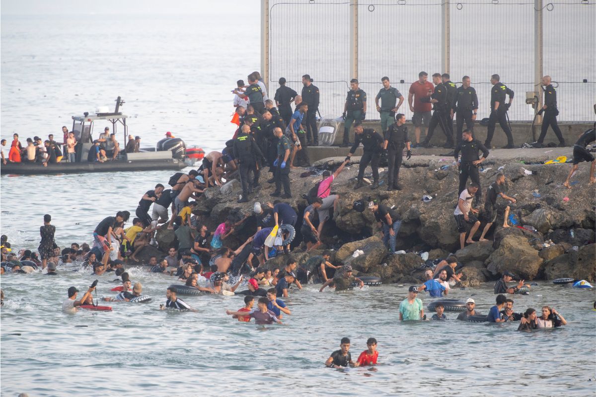 Ceuta pogrążona w chaosie. Setki osób szukają zaginionych bliskich