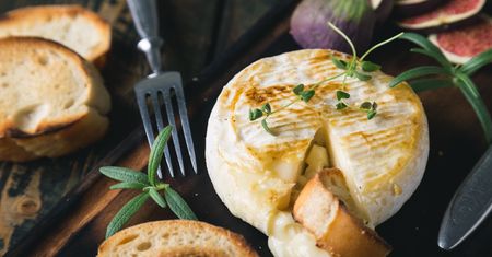 Smażony ser camembert. Przepyszna przekąska na ciepło
