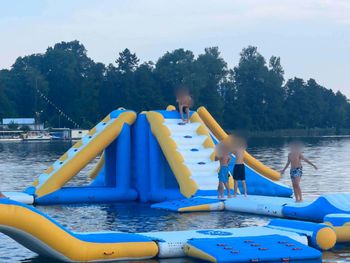 Weszli na plac wodny po zamknięciu obiektu. Apelują do rodziców
