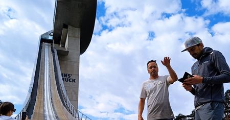 Tylko dla szaleńców. Obserwując nastolatków, spoglądałam na usytuowany w dole cmentarz