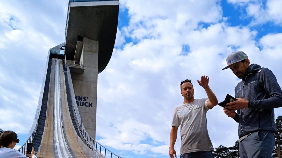 Rozmiar skoczni w Innsbrucku na żywo robi większe wrażenie niż w telewizji, podczas relacji skoków narciarskich