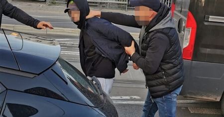 Seria napadów we Wrocławiu. Sterroryzował obsługę Żabki, uciekł na hulajnodze
