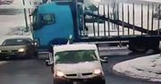 Wyszków: Ciężarówka uderzyła w osobówkę i przepchnęła ją przez rondo