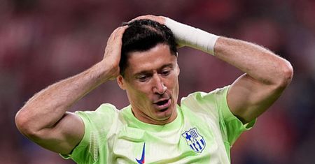 Lewandowski sprowokował kibiców kadry. "Powinien oddać opaskę"