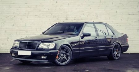 Mercedes Brabus W140 7.3 S V12 z Rosji wystawiony na sprzedaż. Karabin AK-47 gratis