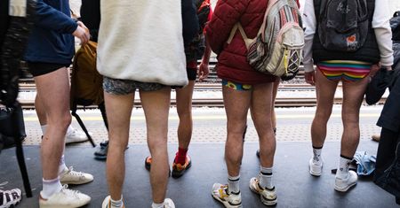 Zaskakujący widok w metrze. Tłumy podróżnych bez spodni