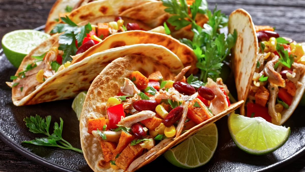 Kuchnia meksykańska opiera się głównie na kukurydzy i roślinach strączkowych, a także różnych odmianach papryki i chili.