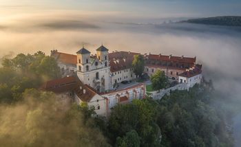 Zamiast hotelu – łóżko w celi lub w wieży. Tak można nocować w Polsce i Europie