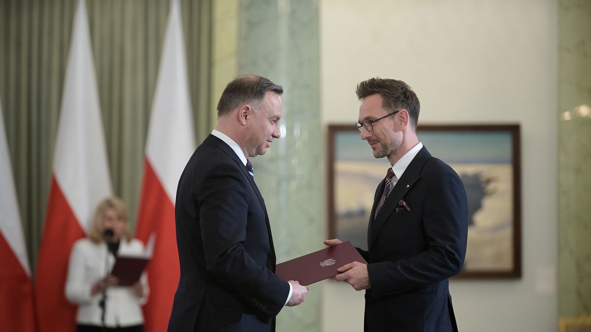 Warszawa, 17.05.2022. Prezydent Andrzej Duda (L) i minister rozwoju i technologii Waldemar Buda (P) podczas uroczystości powołania nowych członków Rady Dialogu Społecznego, 17 bm. w Pałacu Prezydenckim w Warszawie. (mr) PAP/Marcin Obara