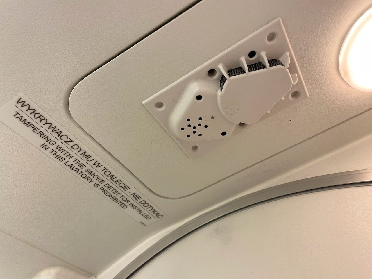 Zakaz palenia w samolocie