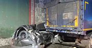Rąbczyn: Opel uderzył w naczepę. Kierowca zginął na miejscu