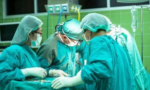 Szpital łączy oddziały. Lekarze zarabiają za dużo. Placówka ma długi