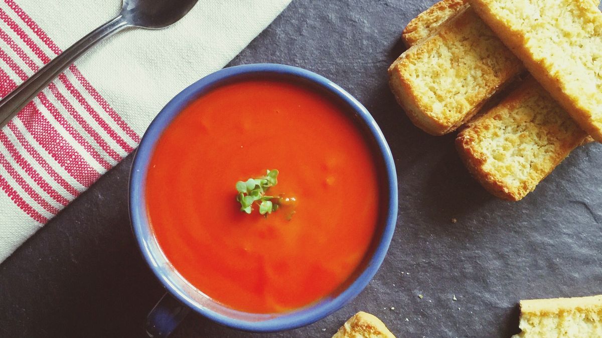 Zupa pomidorowa to danie, które jadł chyba każdy. Poznajcie prosty przepis na pomidorową. 