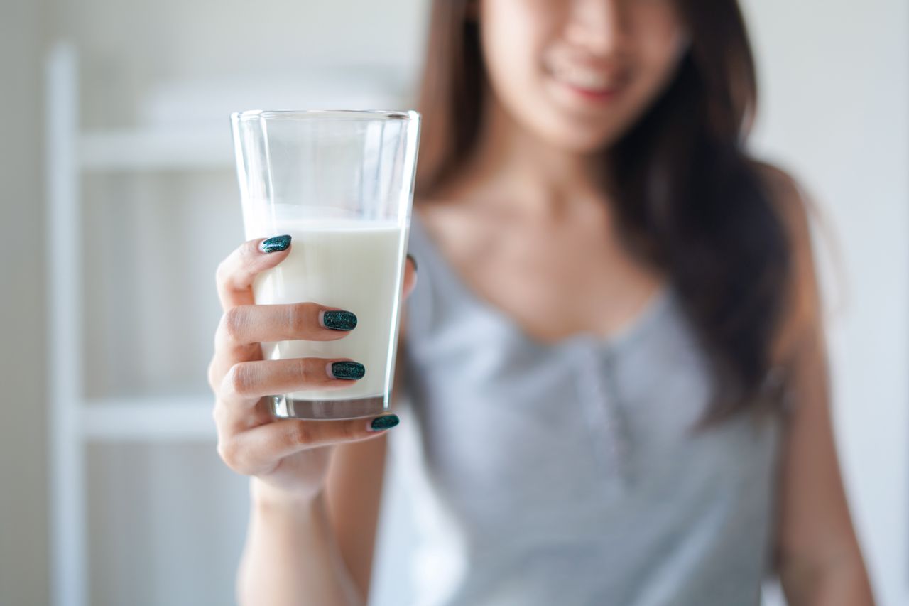 Przeterminowane mleko możesz wykorzystać do sprzątania