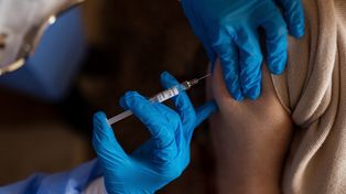 Posłowie chcieli zmian w szczepieniach przeciw HPV. MZ odpowiedziało