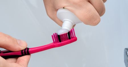 Internauta ostrzega: "Coś niedobrego dzieje się z pastami do zębów"