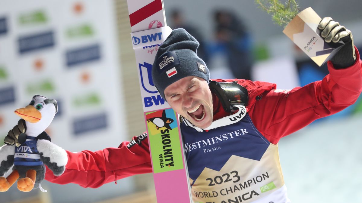 Planica, Słowenia, 25.02.2023. Mistrzostwa świata w narciarstwie klasycznym Planica 2023. Polak Piotr Żyła cieszy się ze zwycięstwa po konkursie skoków narciarskich na skoczni HS 100, 25 bm. (gj) PAP/Grzegorz Momot