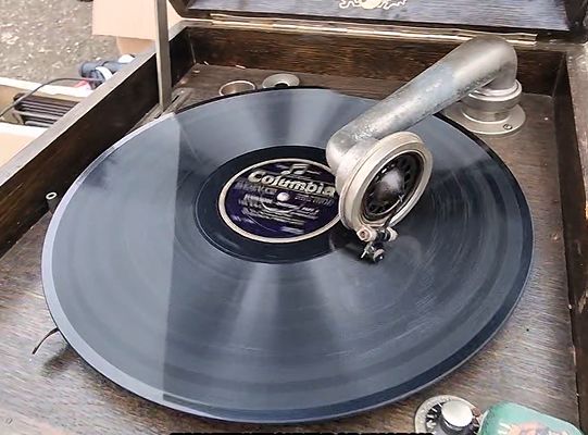 Wypatrzył go na targu staroci. To prawdziwy zabytek techniki