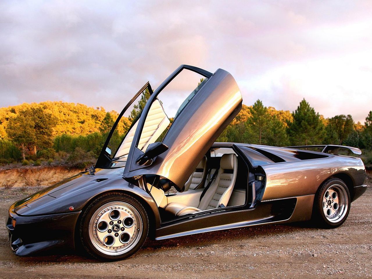 Od dekad z V12: ewolucja hipersamochodów Lamborghini 53