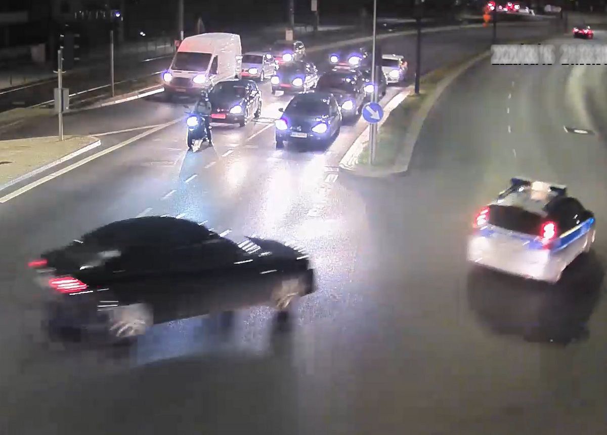 Kierowca audi pędził na złamanie karku. Na tylnym siedzeniu mdlało mu dziecko