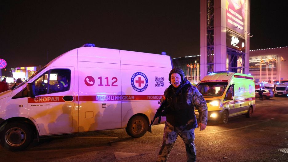 Strzelanina w hali koncertowej w Krasnogorsku
A law enforcement officer shouts outside the burning Crocus City Hall concert hall following the shooting incident in Krasnogorsk, outside Moscow, on March 22, 2024. Gunmen opened fire at a concert hall in a Moscow suburb on March 22, 2024 leaving dead and wounded before a major fire spread through the building, Moscow's mayor and Russian news agencies reported. (Photo by STRINGER / AFP)
STRINGER