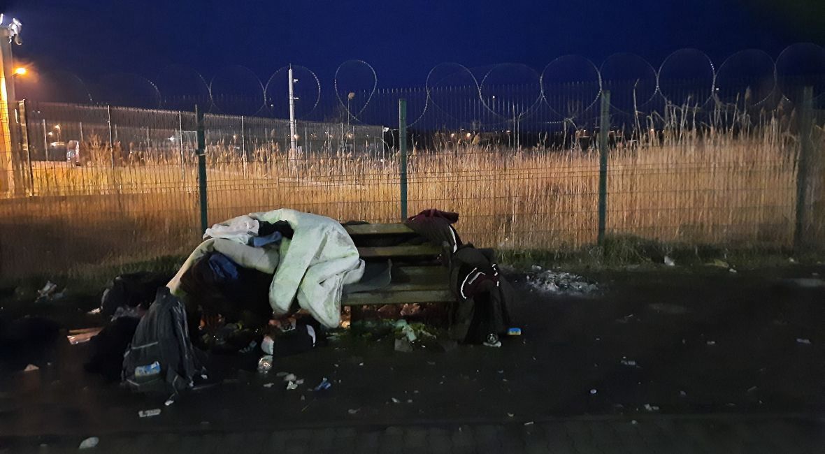 Bagaże porzucone wzdłuż ścieżki pomiędzy posterunkami ukraińskimi i polskimi