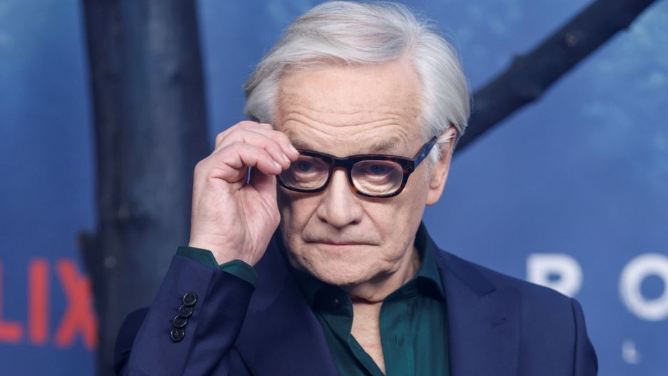 Fot. Podlewski/AKPA
luty 2024, Netflix, oczy niebieskie, premiera, premiera serialu, Rojst Millenium, "Rojst Millenium" - premiera serialu Netflix, serial, portret, okulary z czarnymi oprawkami, Andrzej Seweryn