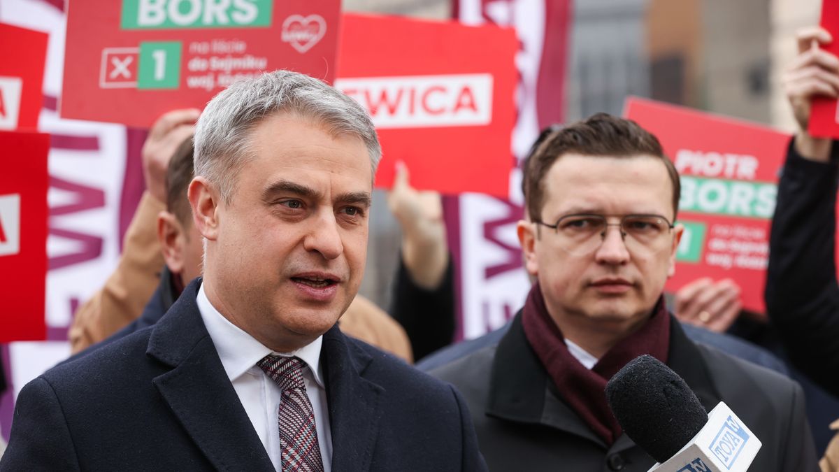 Łódź, 25.03.2024. Kampania samorządowa 2024. Wicepremier, minister cyfryzacji Krzysztof Gawkowski (L) i wicewojewoda łódzki Grzegorz Majewski (P) podczas konferencji prasowej polityków Nowej Lewicy nt. "Lewica w rządzie, Lewica w samorządzie", 25 bm. w Łodzi. (mr) PAP/Marian Zubrzycki