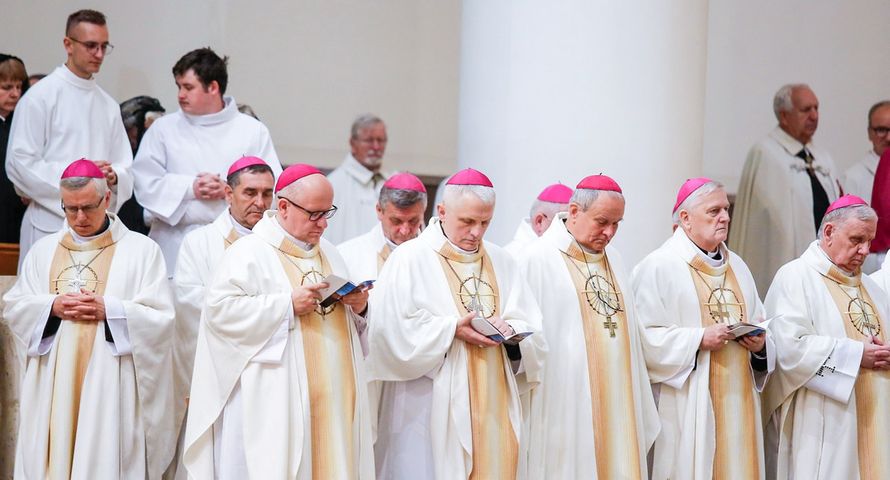 Tylu Polaków ufa Kościołowi katolickiemu. Ogromny spadek