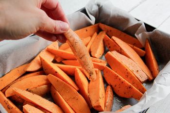 Pokrój w paski i włóż do piekarnika. Smaczna przekąska w 20 minut