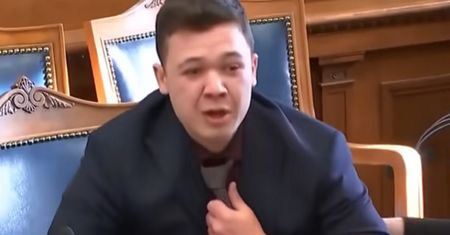 Zabił dwóch uczestników zamieszek. Reakcja 18-latka na wyrok porusza