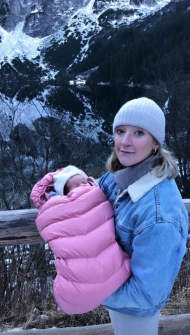 Lara Gessler i Piotr Szeląg przechadzają się po Tatrach w towarzystwie miesięcznej córki