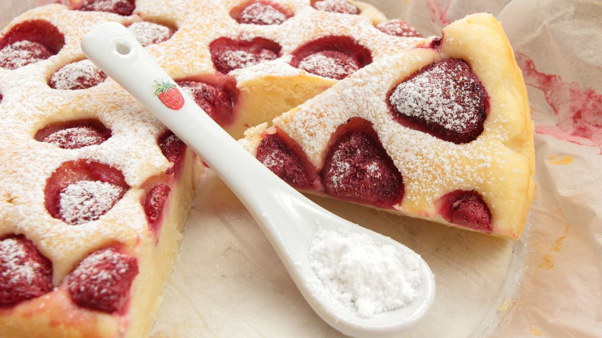 Ciasto można podać z cukrem pudrem. 