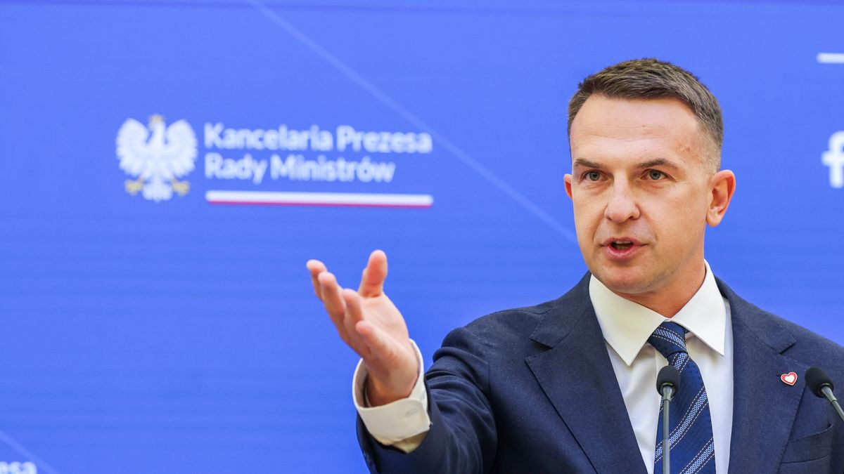 Warszawa, 02.09.2025. Rzecznik rządu Adam Szłapka podczas konferencji prasowej po zakończonym posiedzeniu Rady Ministrów w siedzibie KPRM w Warszawie, 2 bm. (sko) PAP/Albert Zawada