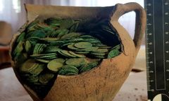 Znalazł bardzo stary dzbanek, a w nim około 1000 monet sprzed wieków