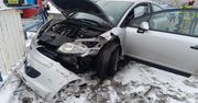 Lublin: Zderzenie pojazdów na rondzie przy Makro. Dwa auta rozbite, dwie osoby w szpitalu