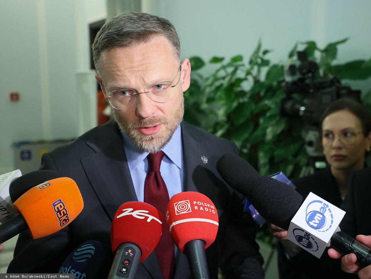 Człowiek Nawrockiego uderza w Sikorskiego. "Trochę pokory"