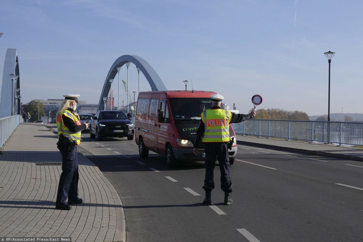 Funkcjonariusz niemieckiej policji federalnej zatrzymuje furgonetkę w poszukiwaniu imigrantów na przejściu granicznym z Polski do Niemiec we Frankfurcie nad Odrą, Niemcy