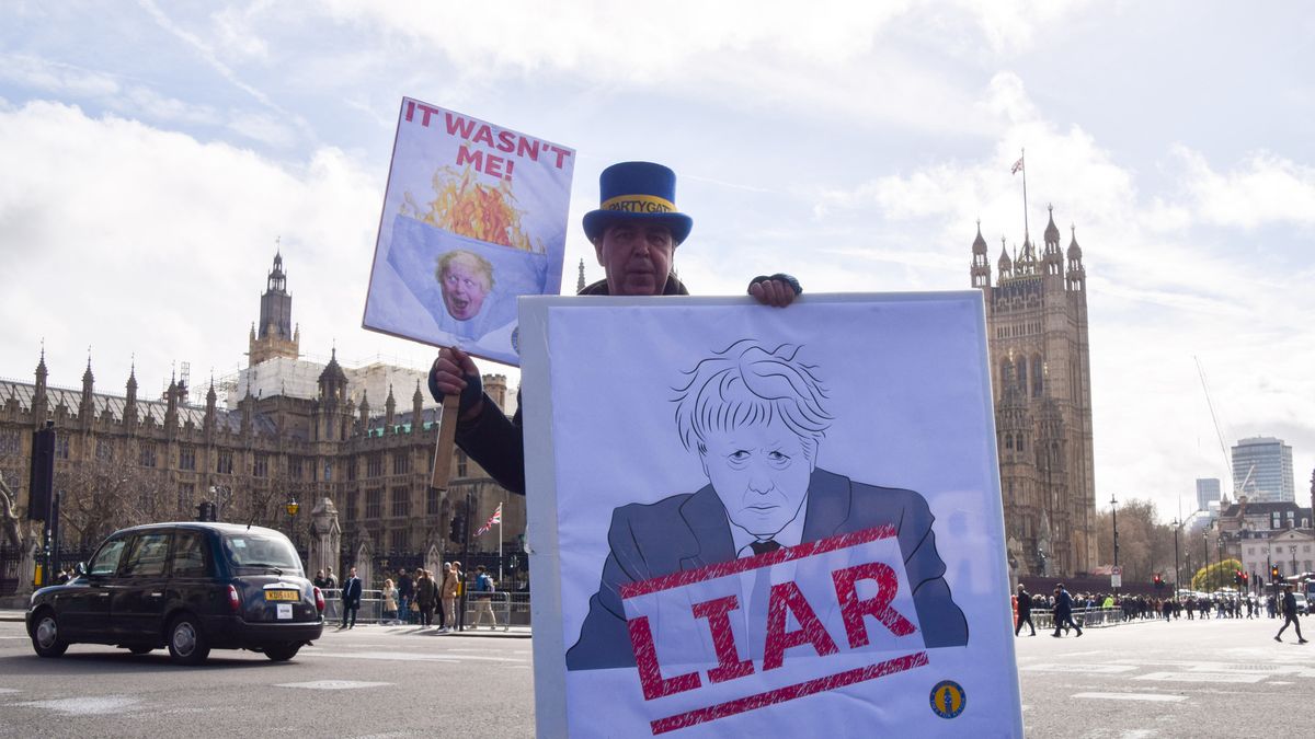 LONDON, UNITED KINGDOM - 2023/03/22: Anti-Brexit activist Steve Bray holds anti-Boris Johnson placards during the demonstration. Anti-Boris Johnson protesters gathered outside the parliament as the former Prime Minister faced questioning at the Partygate committee hearing. (Photo by Vuk Valcic/SOPA Images/LightRocket via Getty Images)