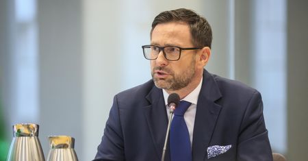 "Pan błaznuje na komisji". Reagował przewodniczący